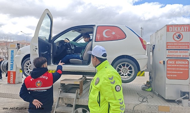 Malatya'da öğrencilere simülasyonla emniyet kemeri farkındalığı