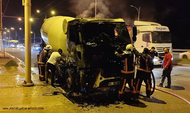 Seyir halindeki beton mikseri alev aldı