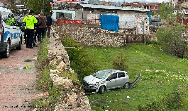 İstinat duvarına çarpan araç bahçeye uçtu: 2 yaralı