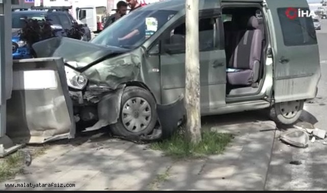 Kontrolden çıkan hafif ticari araç akaryakıt istasyonuna daldı