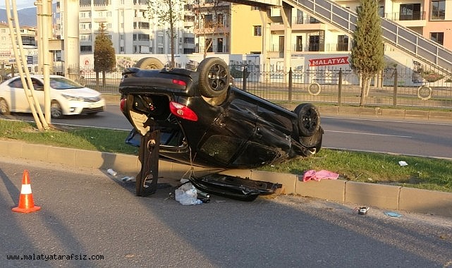 Malatya'da kontrolden çıkan otomobil refüje çarptı: 1 yaralı