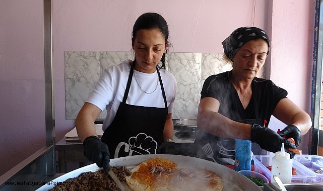 Malatya'nın tek kadın tantuni ustası azmiyle takdir topluyor