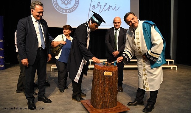 Malatya Turgut Özal Üniversitesi'nde mezuniyet coşkusu
