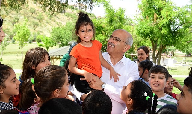 Miniklerin ilk karnesi Başkan Er'in elinden