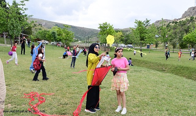 Rengarenk uçurtmalar Beydağı'nda gökyüzüyle buluştu
