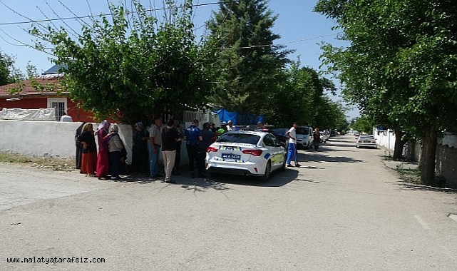 Hafif ticari araç ile otomobil çarpıştı: 4 yaralı