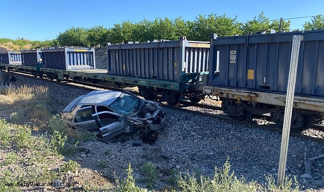 Malatya'da yük treni hemzemin geçitte otomobile çarptı: 5 yaralı