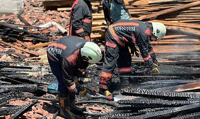 Malatya'da ağır hasarlı okulun çatısında korkutan yangın