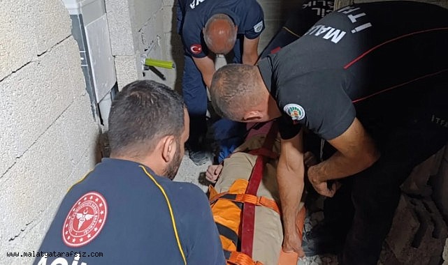 Darende'de inşaatta asansör boşluğuna düşen kadın yaralandı