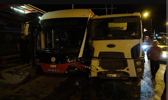 Kontrolden çıkan beton mikseri trambüse çarptı: 4 yaralı