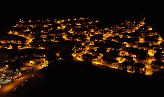 Sivrice depremi sonrası yeniden inşa edilen Doğanyol'un gece görüntüsü hayran bıraktı