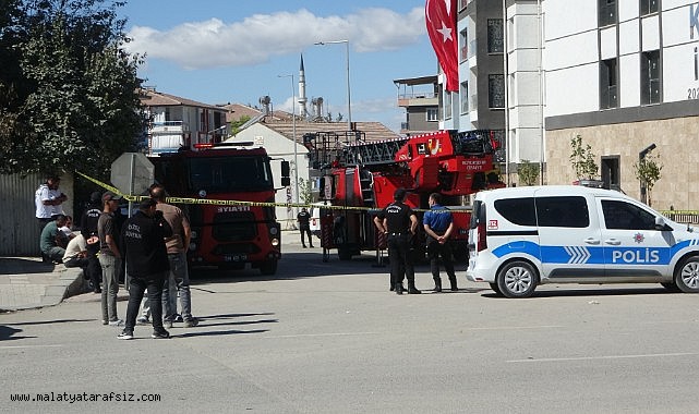 Alacağını alamadı çatıya çıktı, polis yiyecek verip indirdi