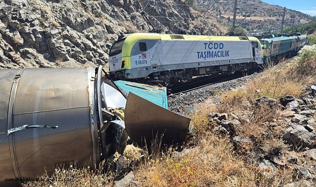 Malatya'da iki yük treni kafa kafaya çarpıştı: 1 yaralı