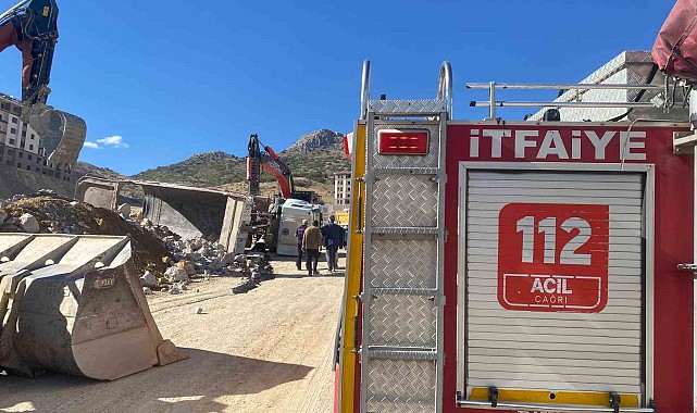 Şantiye de kontrolden çıkan hafriyat kamyonu devrildi: 1 yaralı