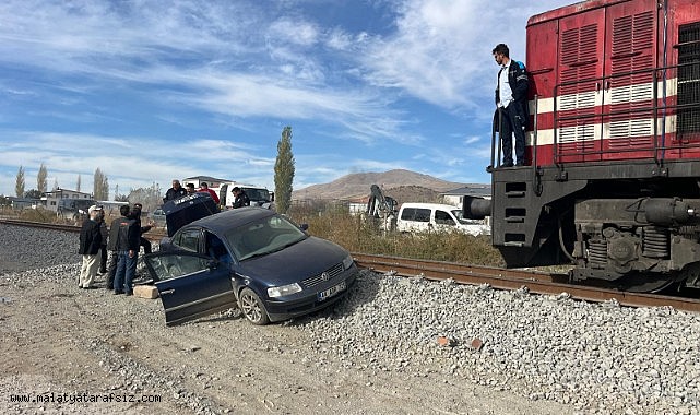 Doğanşehir'de Tren Otomobile Çarptı
