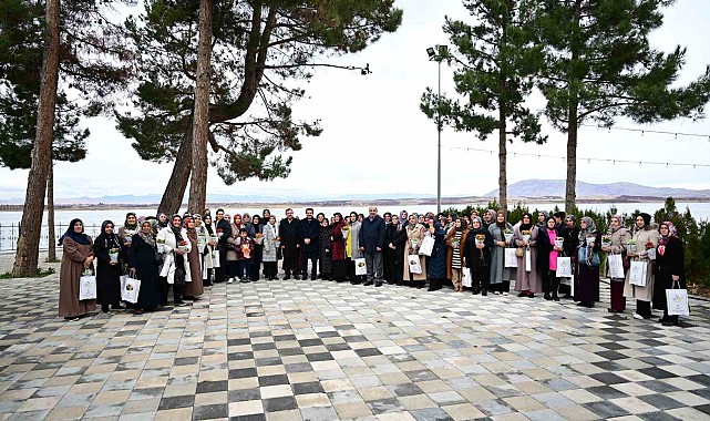 Başkan Taşkın, AK Parti Kadın Kolları Mahalle Başkanları toplantısına katıldı