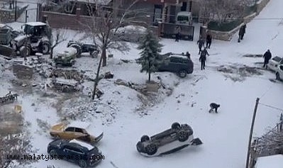 Malatya'da kayan araç park halindeki aracı devirdi: O anlar kamerada