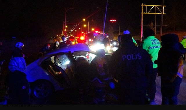 Malatya'da trambüs direğine çarpan araç kağıt gibi dağıldı: 1'i ağır 2 yaralı