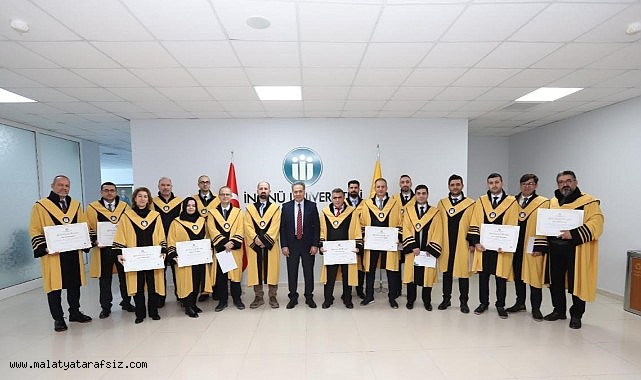 Rektör Akpolat unvanda yükselen akademisyenlere cübbelerini giydirdi