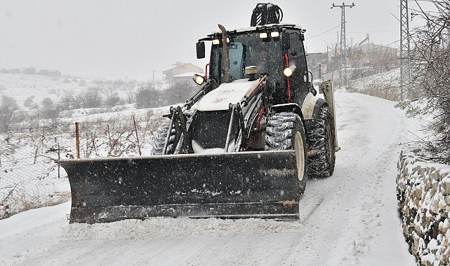 Yeşilyurt'ta karla mücadele aralıksız sürüyor