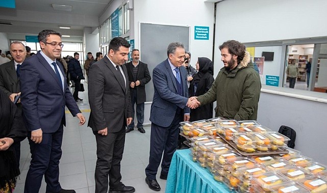 İnönü Üniversitesi'nde final haftasında öğrencilere meyve ikramı