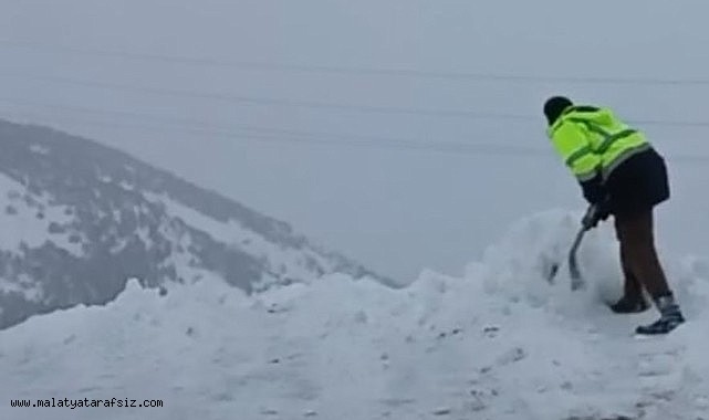 Malatya'da 2 bin rakımda dam üstlerinde kar mesaisi