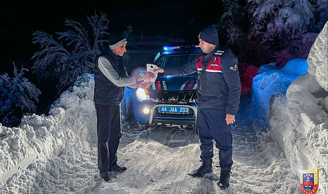 Malatya'da kardan kapanan yollarda ekipler vatandaşların yardımına koştu