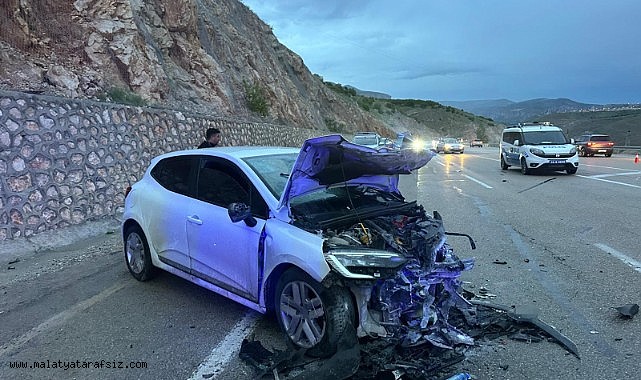 Malatya'da iki otomobil kafa kafaya çarpıştı: 8 yaralı