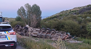 Ekmek yüklü tır şarampole devrildi