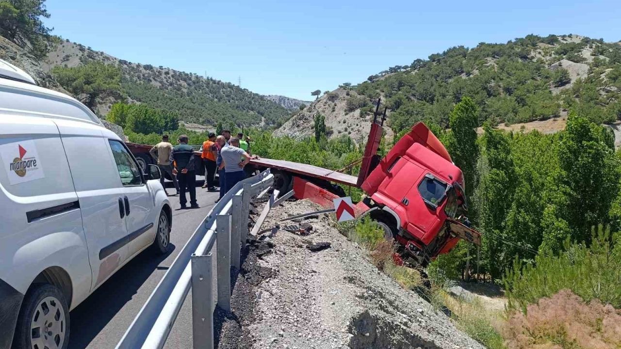 Malatya’da çekici bariyerlere çarparak askıda kaldı