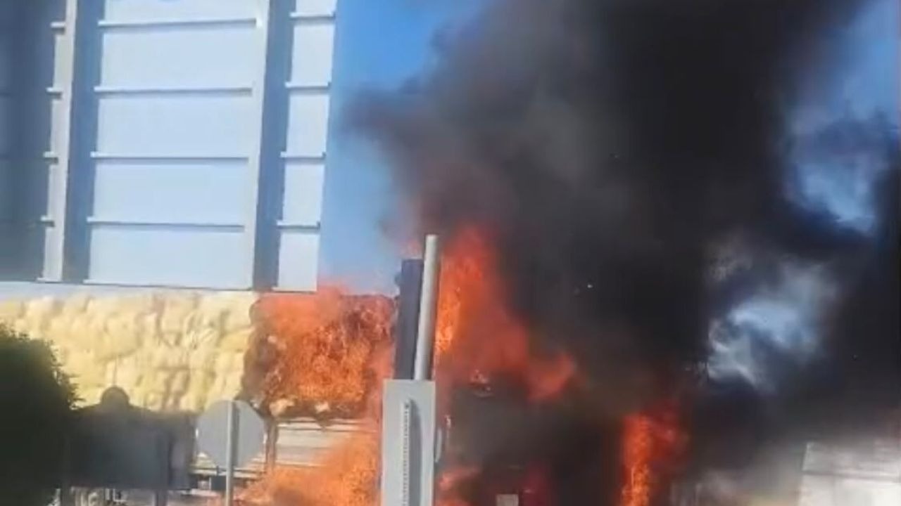 Malatya’da saman yüklü tır alev alev yandı