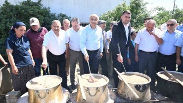 Başkan Er, Darende’de aşure programına katıldı