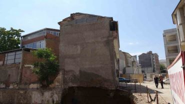Temelindeki göçük sonrası apartman mühürlendi