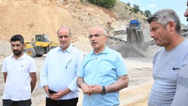 Büyükşehir mobil konkasörlerle hem üretiyor hem hızlı hizmet veriyor