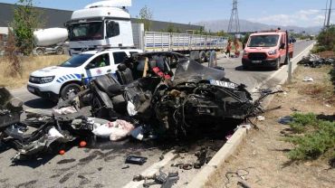 Tıra arkadan çarpan otomobil hurdaya döndü: 1 yaralı