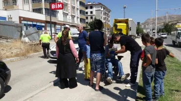 Akülü sandalyesiyle ters yöne giren engelli vatandaşa otomobil çarptı