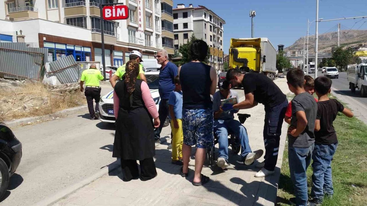 Akülü sandalyesiyle ters yöne giren engelli vatandaşa otomobil çarptı