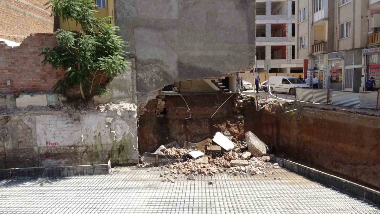Malatya’da göçük sonrası mühürlenen apartmandan kopan parçalar paniğe neden oldu