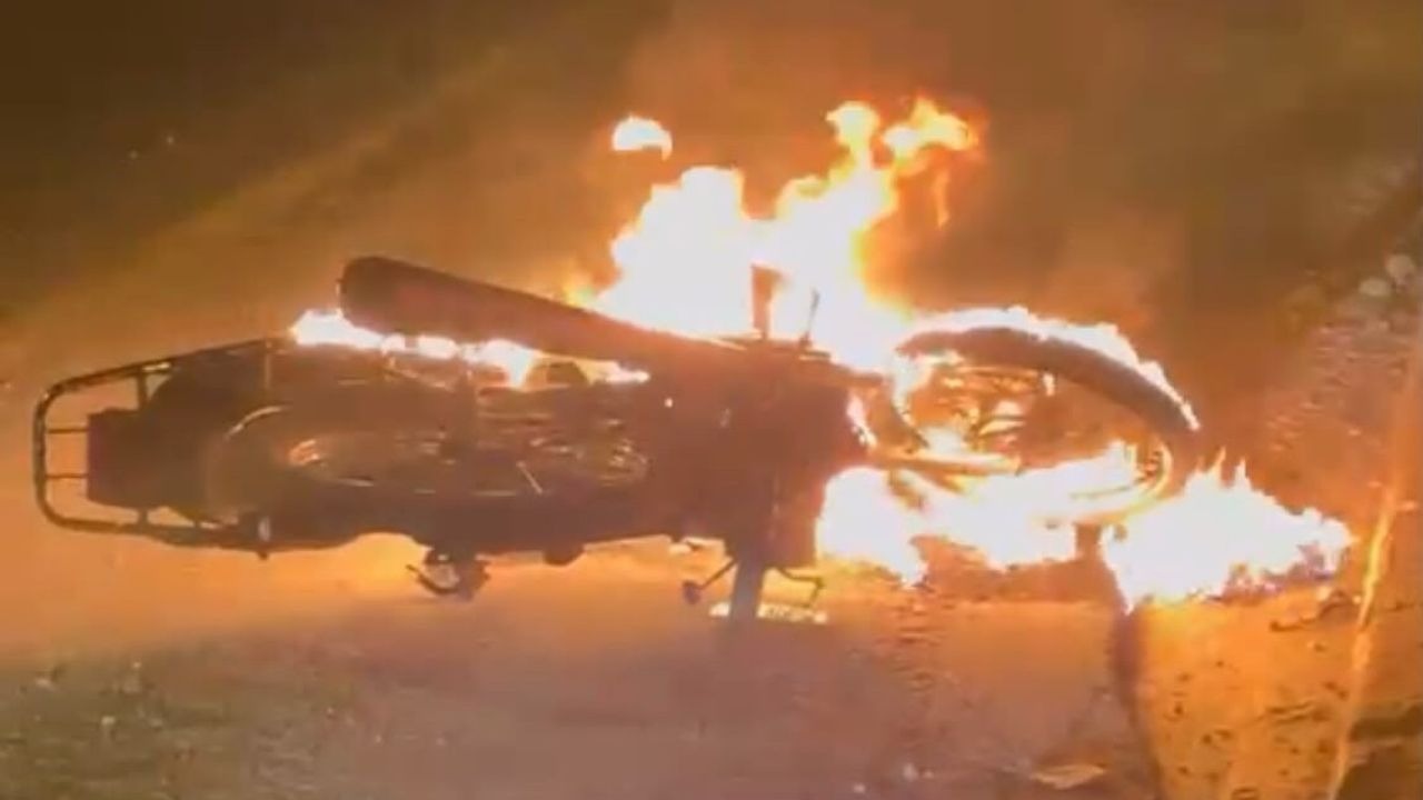 Malatya’da seyir halindeki motosiklet alev alev yandı
