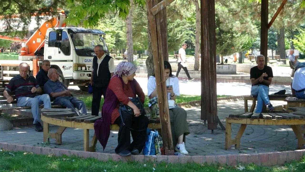 Malatya’da sıcak havada parklar doldu