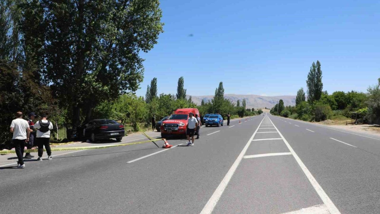 Otomobil ağaca çarptı: 2 ölü, 4 ağır yaralı